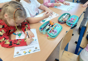 Dziecko wypisujące list do Mikołaja.