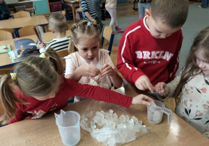 Dzieci przygotowują mydło do stopienia