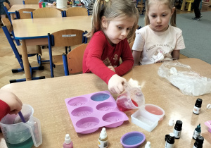 dziewczynka wylewa mydło do formy