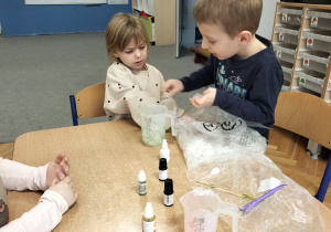 dzieci przygotowują mydło do stopienia