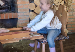 Dziewczynka szatkuje kapustę.