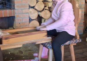 Dziewczynka szatkuje kapustę.