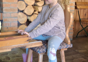 Dziewczynka szatkuje kapustę.