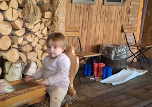 Dziewczynka szatkuje kapustę.