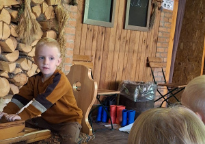 Chłopiec szatkuje kapustę.