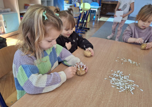 Dziewczynki wykonujące pracę plastyczną.
