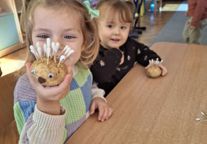 Dziewczynka prezentująca jeża.