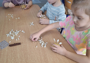 Dzieci wykonujące pracę plastyczną.