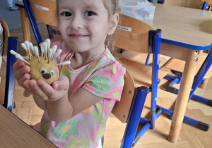 Dziewczynka prezentująca jeża.