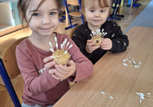 Dziewczynki prezentujące jeżyki.