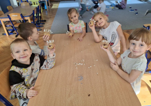 Dzieci prezentujące wykonane jeżyki.