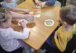 Dzieci wykonujące jesienną pracę plastyczną.