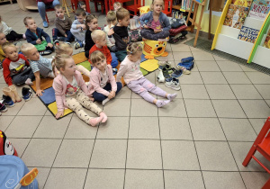 Dzieci słuchające czytanej bajki.
