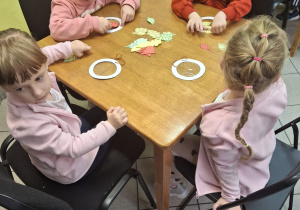 Dzieci wykonujące jesienną pracę plastyczną.