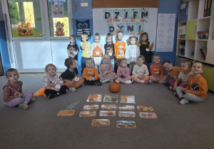 Dzieci prezentujące otrzymane medale z okazji Dnia Dyni.