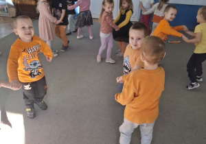 Dzieci biorące udział w zabawach muzycznych.