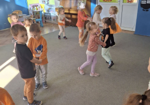 Dzieci biorące udział w zabawach muzycznych.