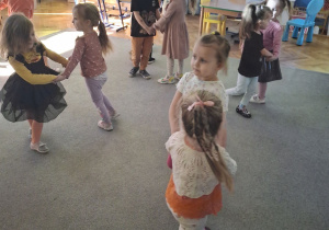 Dzieci biorące udział w zabawach muzycznych.