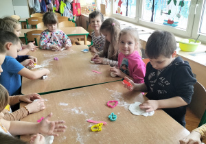 dzieci lepią z masy