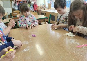 dzieci lepią z zimnej porcelany