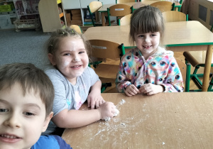 dzieci posypały buzię mąką