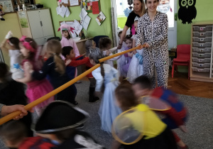 przechodzenie pod przeszkodą