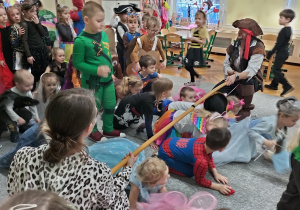 dzieci przechodzą pod przeszkodą