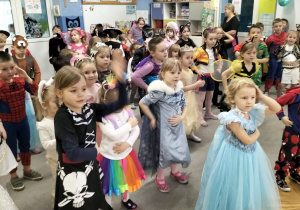 dzieci tańczą makarenę