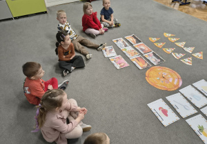 Dzieci oglądające prezentację o Dniu Pizzy.