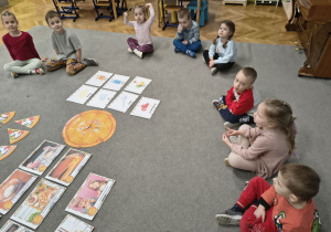 Dzieci oglądające prezentację o Dniu Pizzy.