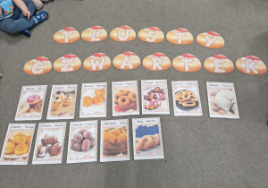 Zdjęcie przedstawiające różne rodzaje pączków na świecie.