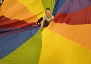 Chłopiec siedzi na środku chusty.