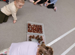 Sensoryczny tor przeszkód z darów jesieni