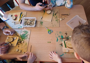 Zdjęcie stołu, przy którym pracują dzieci.