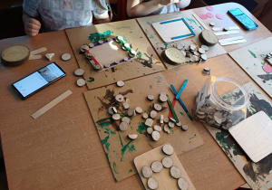 Zdjęcie prac z drewnianych plastrów w trakcie procesu twórczego.