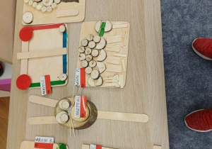 Zdjęcia prac prezentujące bałwanka, buźki, drzewo i misia przy domku.