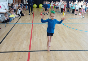 Dziewczynka biegnąca z woreczkiem na głowie.