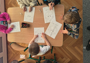 dzieci wykonują prace plastyczną