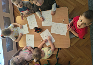 dzieci siedzą przy stoliku