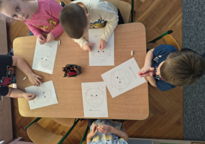 dzieci siedzą przy stoliku