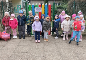 zdjęcie grupowe po sprzątaniu