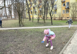 dzieci zbierają śmieci