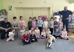 zdjęcie grupowe z funkcjonariuszami straży miejskiej