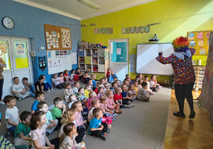 Dzieci oglądają przedstawienie.