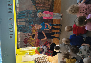 Dzieci wykonują zadanie powierzone przez aktora.