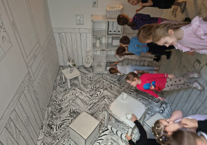 Dzieci w pokoju odwróconym.