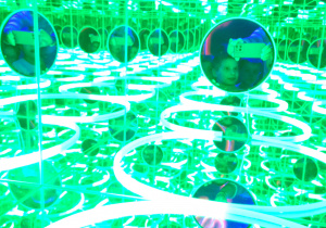 Chłopiec w odbiciu lustra.