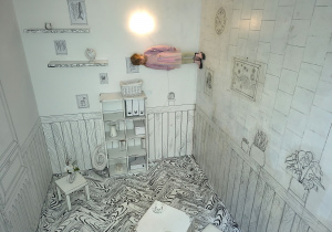 Dziewczynka w odwróconym pokoju.