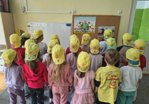 Cała grupa prezentuje swoje prace.