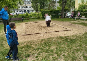 Pani Dyrektor dajca przykład skoku w dal.